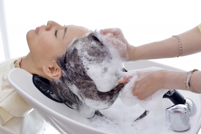 乾燥肌の人必見！頭皮のかゆみを改善する10ステップの正しい頭の洗い方